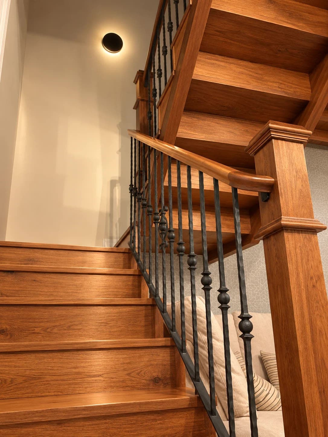 Escalera con barandilla de forja